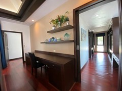 House for sale Pattaya showing the office and wardrobes 
