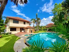 House for sale Pattaya showing the house, garden and pool 