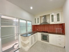 House for sale Pattaya showing the kitchen 