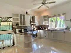 House For Sale Pattaya showing the kitchen