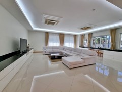 House for sale Pattaya showing the living room 