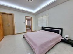 House for sale Pattaya showing the master bedroom suite 