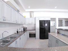 House for sale Pratumnak Pattaya showing the kitchen 