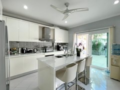 House for sale Pratumnak Pattaya showing the kitchen and breakfast bar 