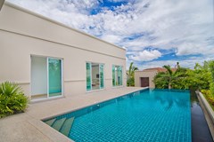 House For Sale Pattaya The Vineyard III showing the pool and living area