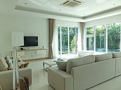 House for Sale at The Vineyard Pattaya showing the living room 