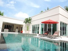 House for sale The Vineyard Pattaya showing the poolside terrace