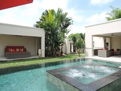 House for sale The Vineyard Pattaya showing the raided jacuzzi