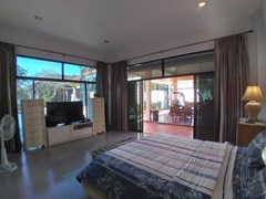 House for sale East Pattaya showing the master bedroom 