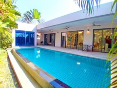 House for sale Mabprachan Pattaya showing the house, garden and pool 