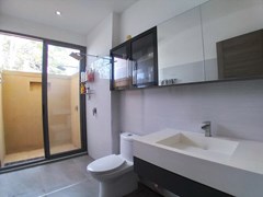 House for sale Mabprachan Pattaya showing the master bathroom 