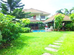House for Sale Na Jomtien showing the garden and pool 