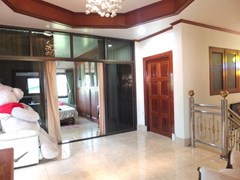 House for Sale Na Jomtien showing the hallway  