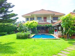 House for Sale Na Jomtien showing the house, garden and pool 
