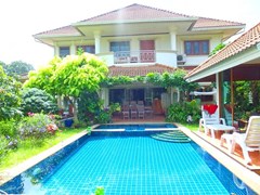 House for Sale Na Jomtien showing the pool and covered terrace 