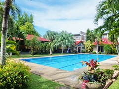 Resort for sale Huay Yai Pattaya showing the pool and guest house 