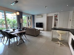 Condo for rent Jomtien Pattaya showing the dining and living areas