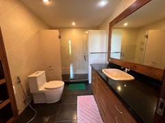 Condo for sale Pratumnak Pattaya showing the master bathroom