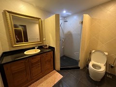 Condo for sale Pratumnak Pattaya showing the second bathroom