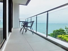 Condominium for rent Wongamat showing the balcony and view 