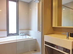 Condominium for rent Wongamat showing the bathroom with bath tub 