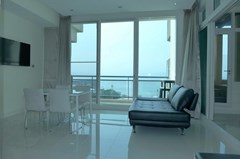 Condominium for rent Jomtien showing the dining room