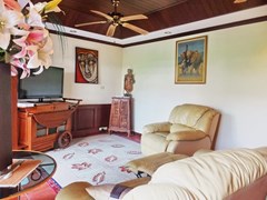 Condominium for rent Jomtien showing the living room 