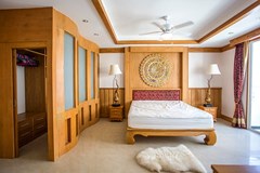 Condominium for rent Pratumnak Pattaya showing the master bedroom with walk-in wardrobe 