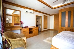 Condominium for rent Pratumnak Pattaya showing the master bedroom suite 