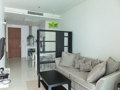 Condominium for rent Wongamat Pattaya showing the living room 