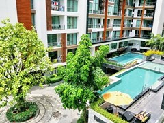 Condominium for Rent Central Pattaya showing the balcony and view 