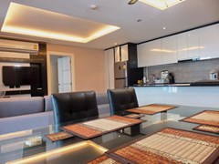 Condominium for rent East Pattaya showing the living, dining and kitchen areas