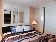 Condominium for rent East Pattaya showing the master bedroom suite 