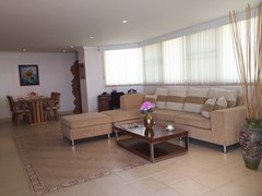 Condominium for rent Jomtien Beach showing the living area