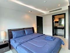 Condominium for rent Pattaya showing the bedroom and bathroom 
