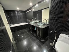 Condominium for rent Pattaya Pratumnak showing the master bathroom