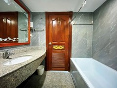 Condominium for rent Pratumnak showing the second bathroom with bathtub 