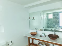 Condominium for sale Bangsaray Pattaya showing the bathroom