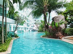 Condominium for sale Jomtien Pattaya showing the communal swimming pool 