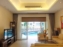 Condominium for sale Jomtien showing the living room 