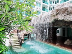 Condominium for sale Jomtien Pattaya showing the communal swimming pool 