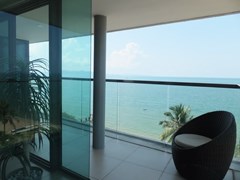 Condominium for sale Na Jomtien showing the corner balcony