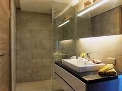 Condominium for sale Na Jomtien showing the bathroom 