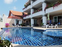 Condominium for sale Pratumnak Hill showing the communal swimming pool