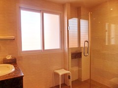 Condominium for sale Pratumnak Hill showing the second bathroom