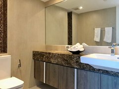 Condominium for sale Central Pattaya showing the bathroom