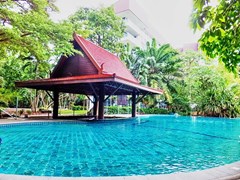 Condominium for sale Jomtien showing the communal swimming pool 