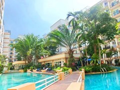 Condominium for sale Jomtien showing the communal pool 