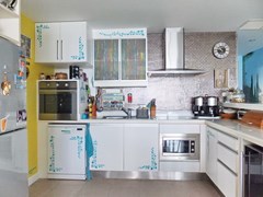 Condominium for sale Na Jomtien showing the kitchen 