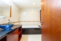 Condominium for sale Pattaya showing the bathroom with bathtub 